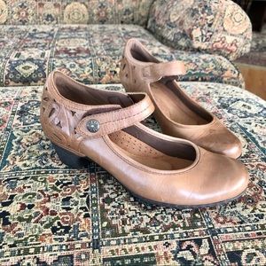 Rockport Cobb Hill collection Tan Mary Jane Heels